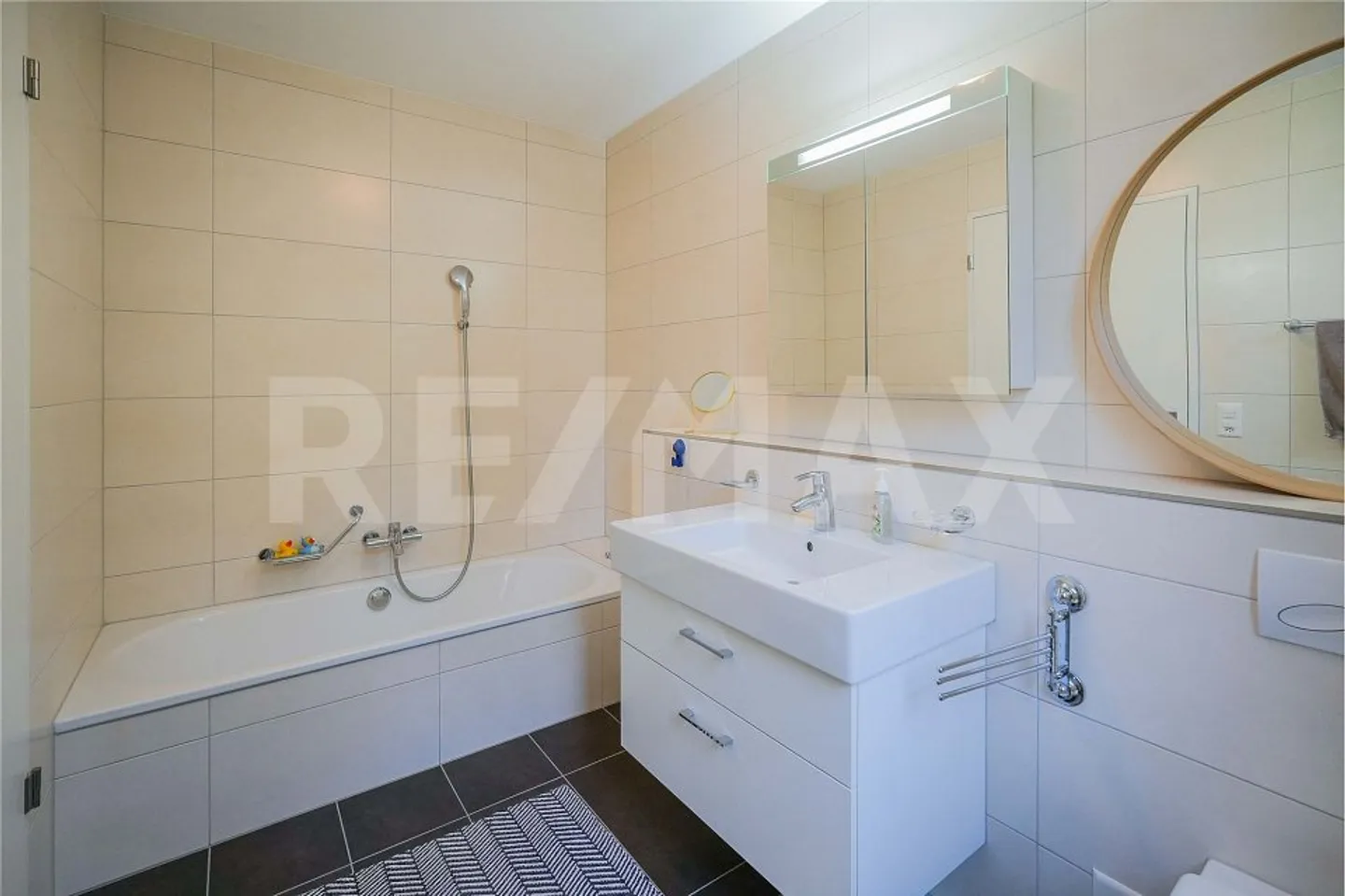 Genial zentral - Geräumige und sehr gepflegte 5.5 Zimmer-Wohnung - Photo 4 of 13