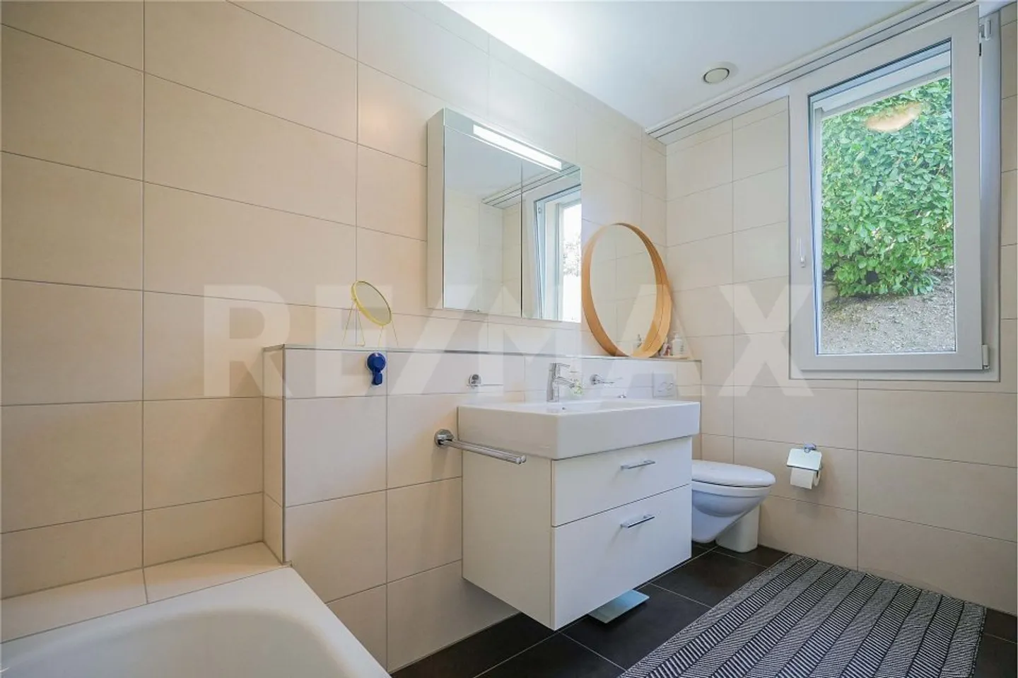 Genial zentral - Geräumige und sehr gepflegte 5.5 Zimmer-Wohnung - Photo 5 of 13