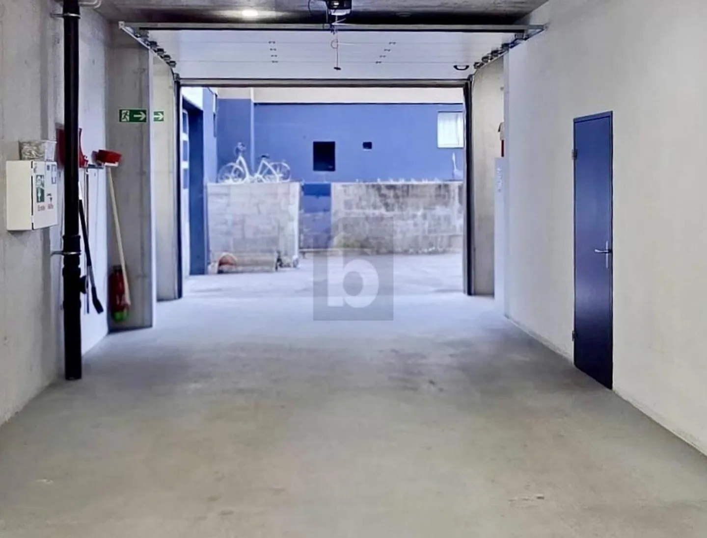 SPACIOUS WITH PRIVATE DRIVEWAY - Photo 3 of 6