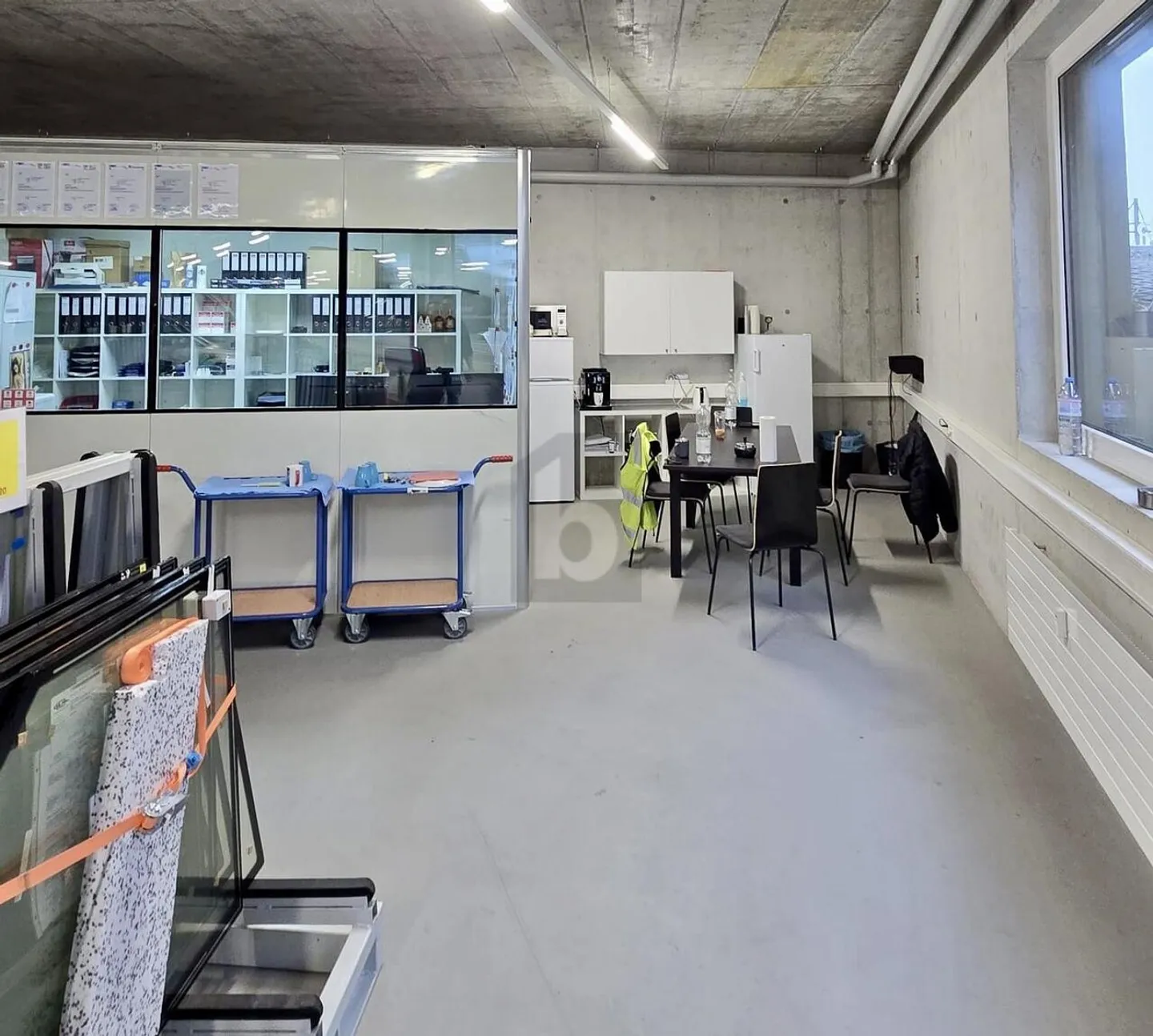 SPACIOUS WITH PRIVATE DRIVEWAY - Photo 5 of 6