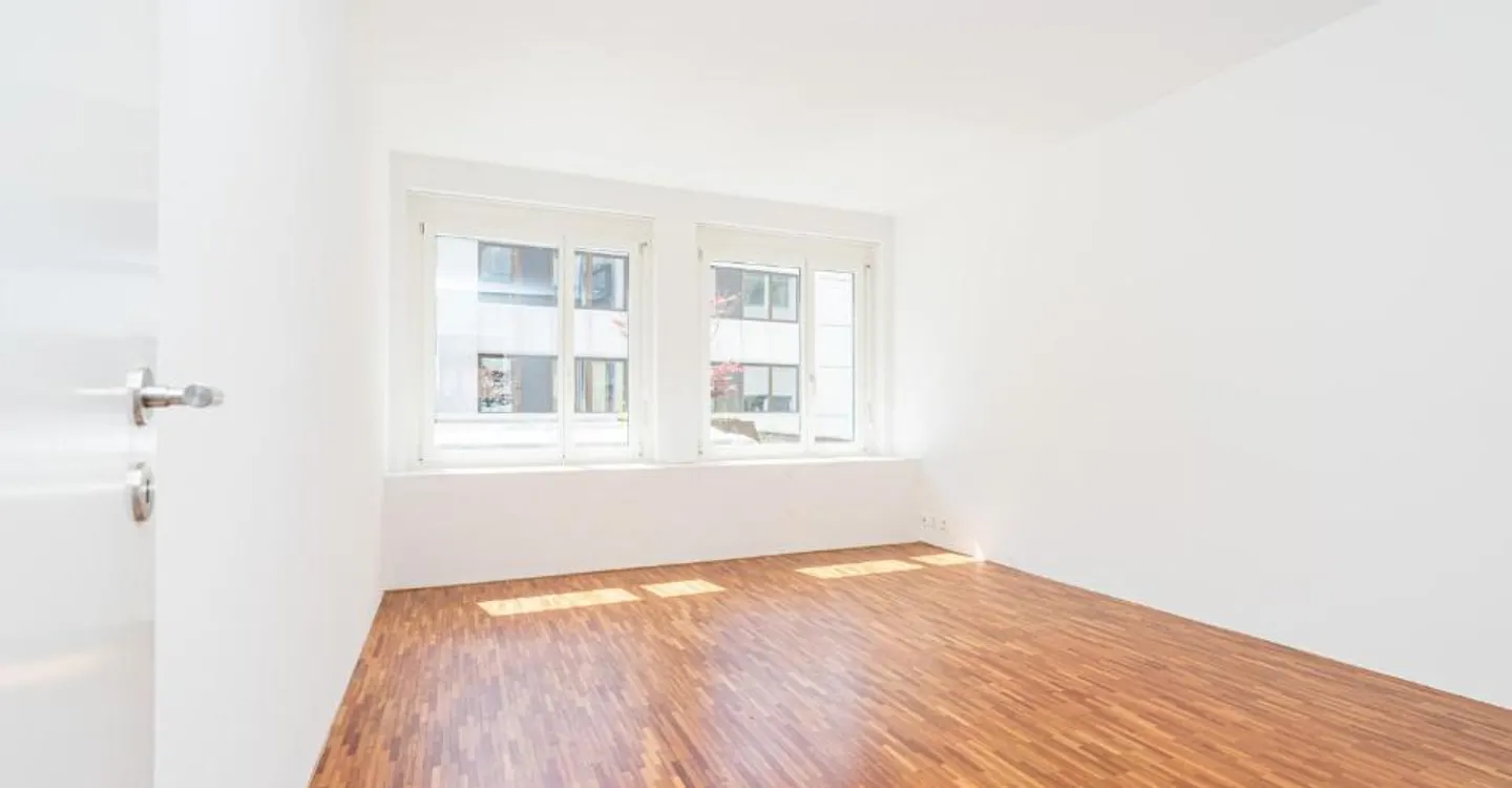 Experience 142m2 of modern living paradise in the heart of Biel! - Photo 3 of 7
