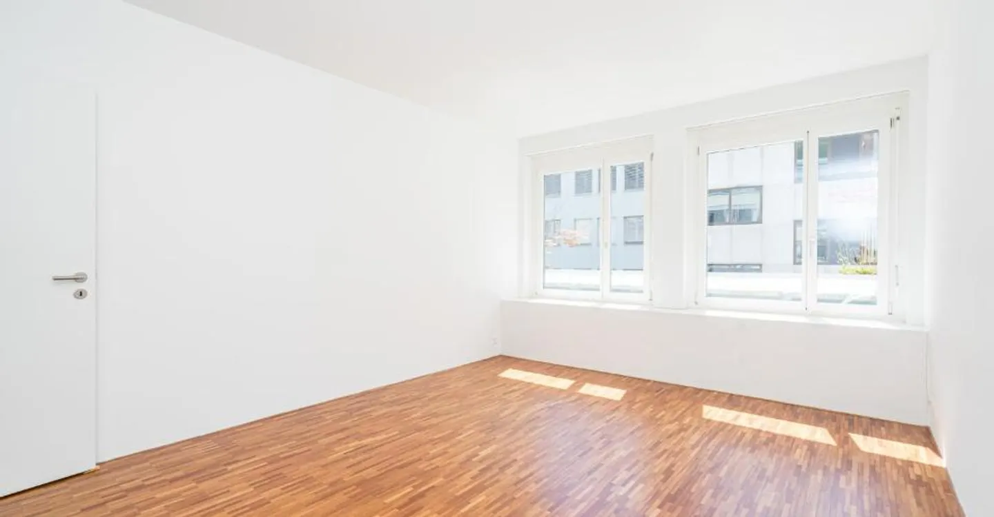 Experience 142m2 of modern living paradise in the heart of Biel! - Photo 2 of 7
