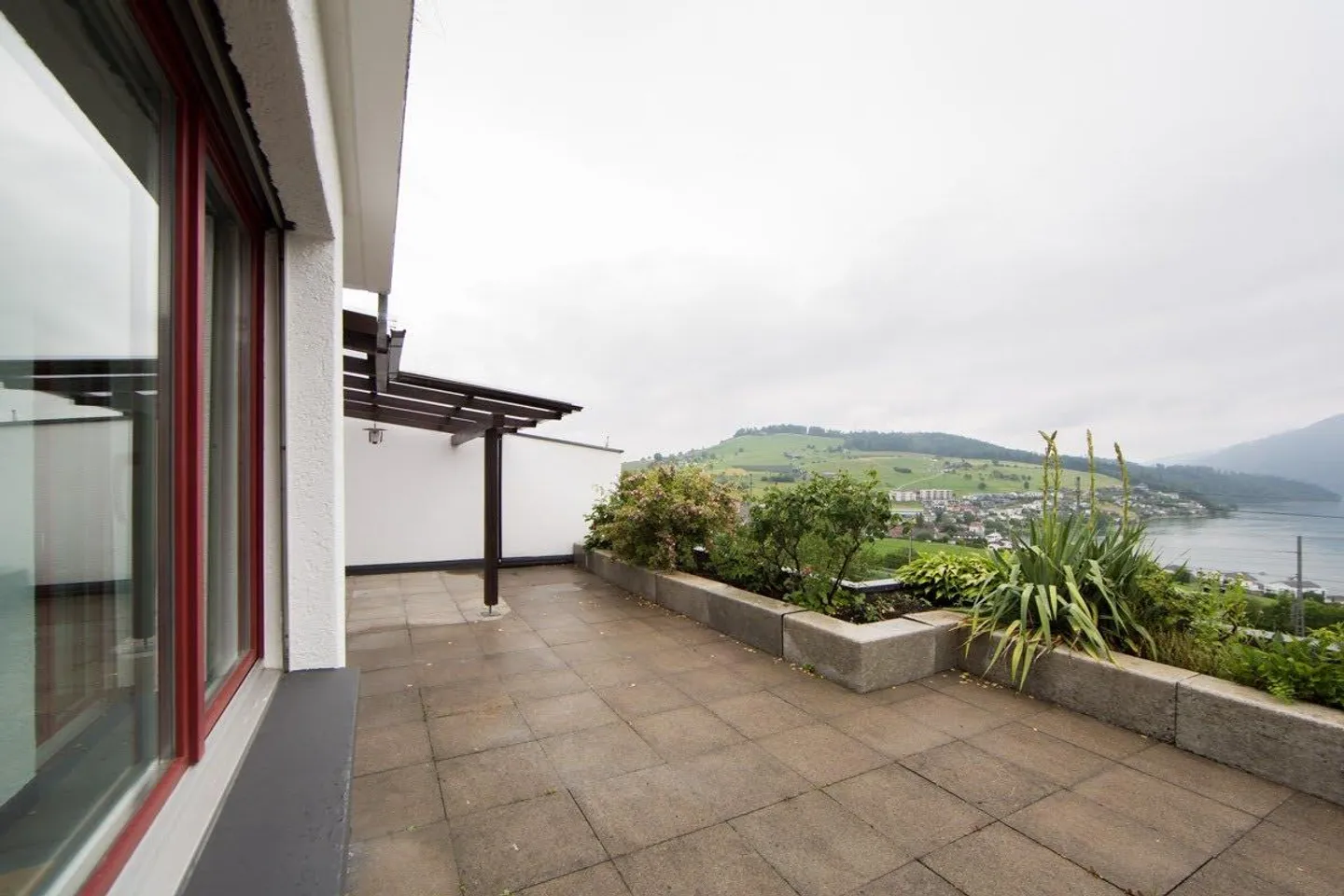 Charmante et spacieuse maison de 4,5 pièces avec vue sur le lac et grande terrasse - disponible à partir du 1er juin - Photo 2 sur 10