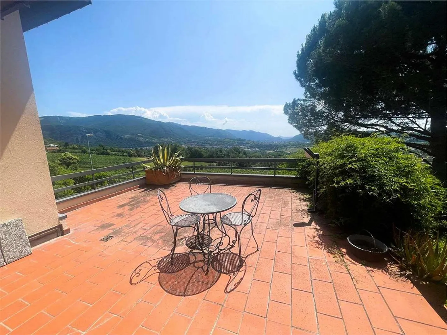 Casa di campagna esclusiva a Besazio con annesso, piscina e vista panoramica - Foto 2 di 13