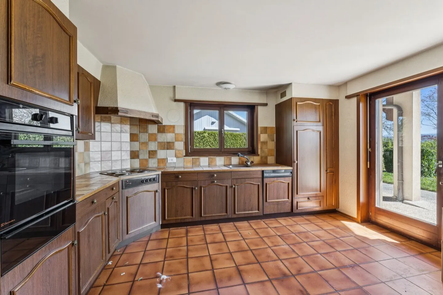 Large single-family house for renovation with unobstructed view - Photo 2 of 13