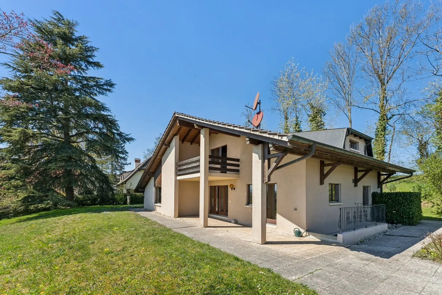 Large single-family house for renovation with unobstructed view - Photo 1 of 13