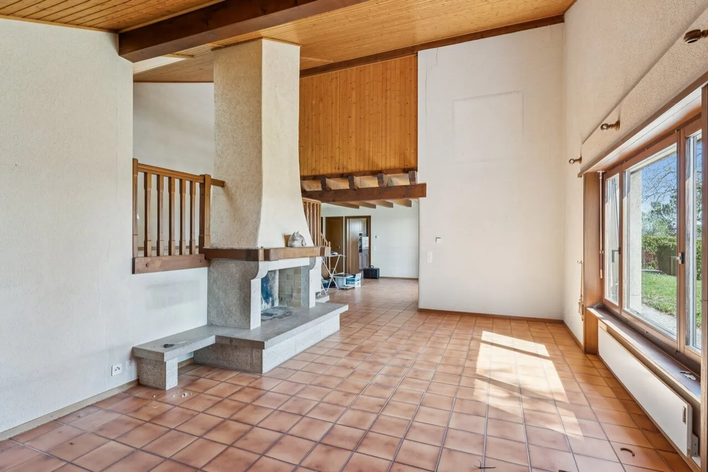 Large single-family house for renovation with unobstructed view - Photo 4 of 13