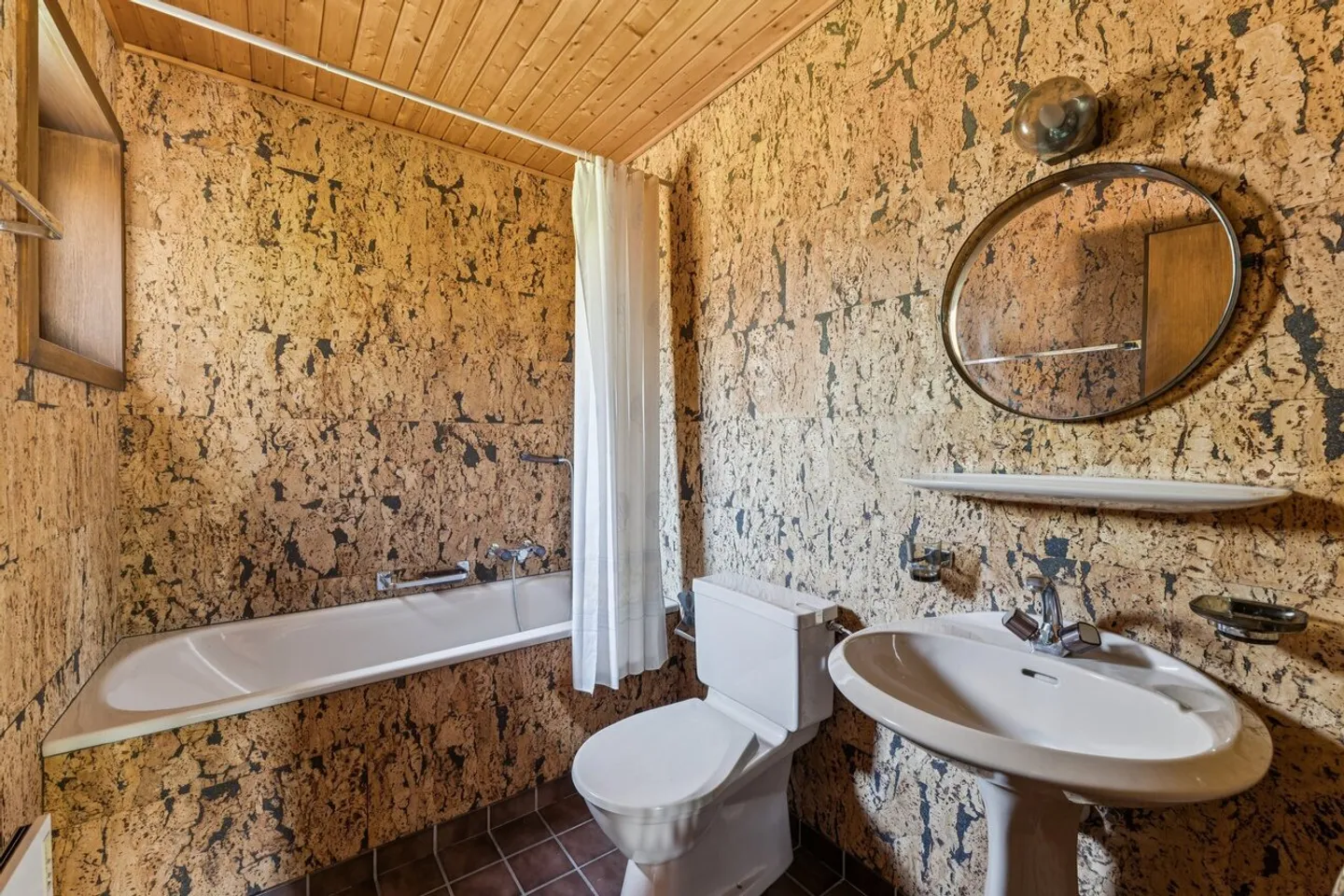 Large single-family house for renovation with unobstructed view - Photo 8 of 13