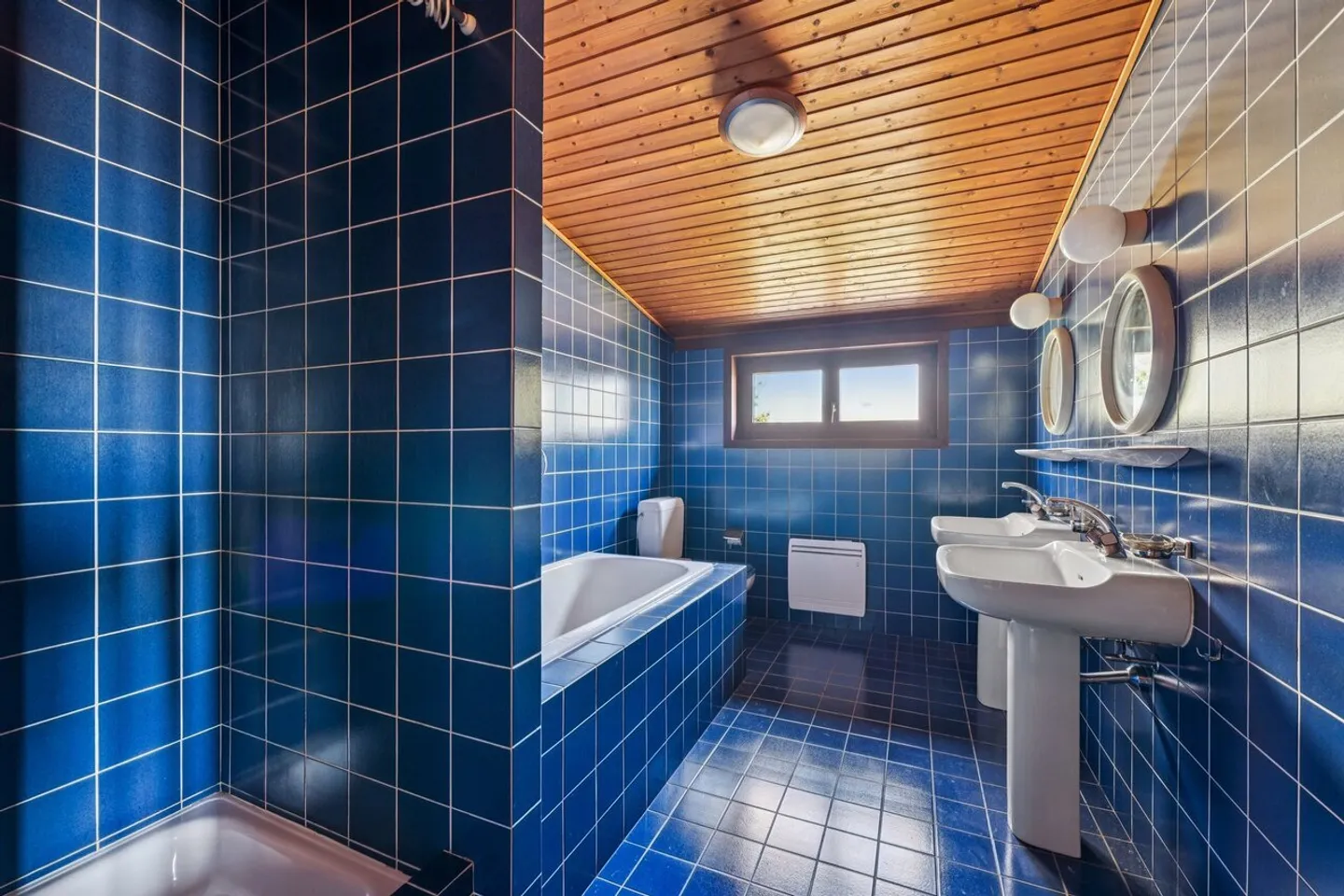 Large single-family house for renovation with unobstructed view - Photo 9 of 13