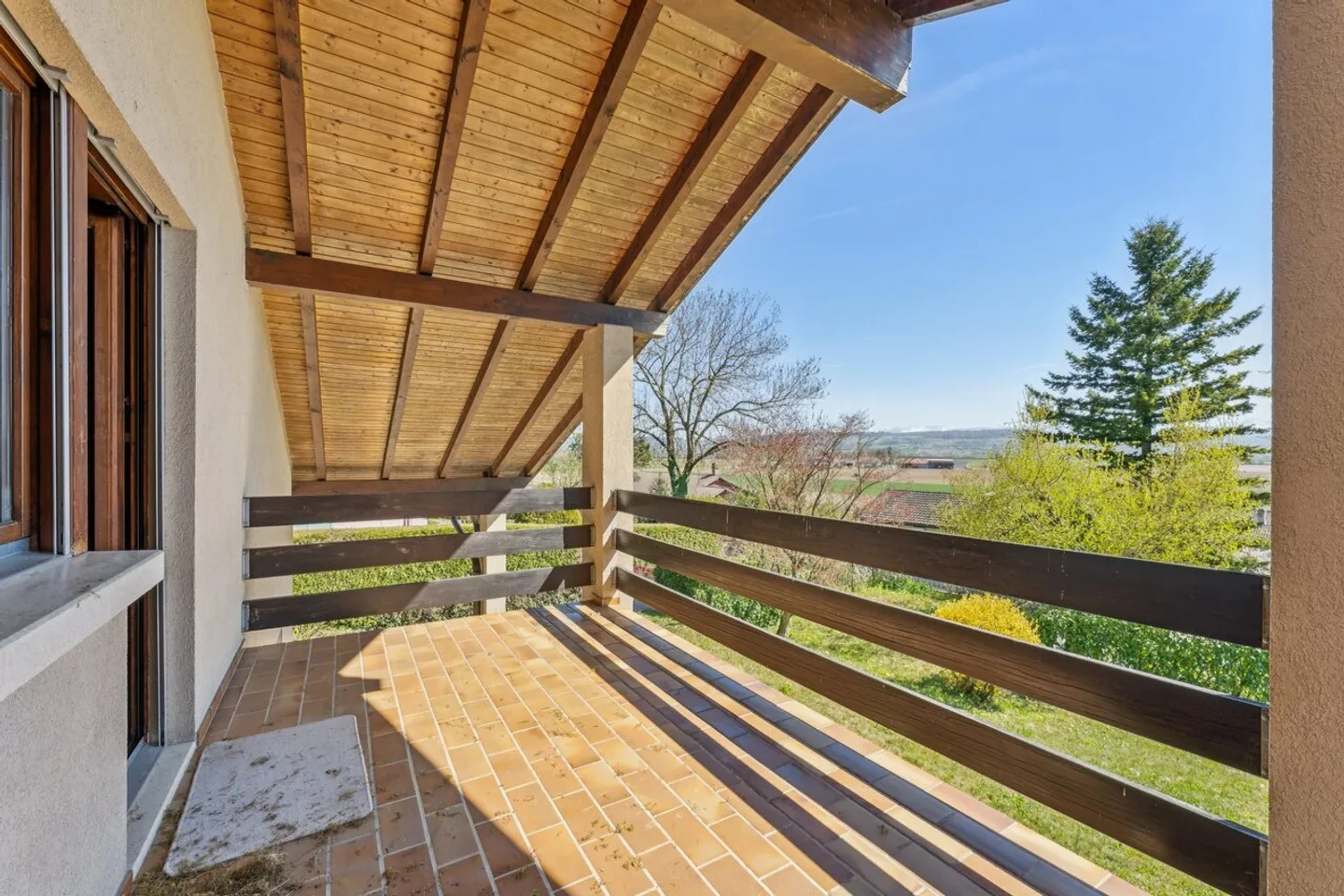 Large single-family house for renovation with unobstructed view - Photo 10 of 13