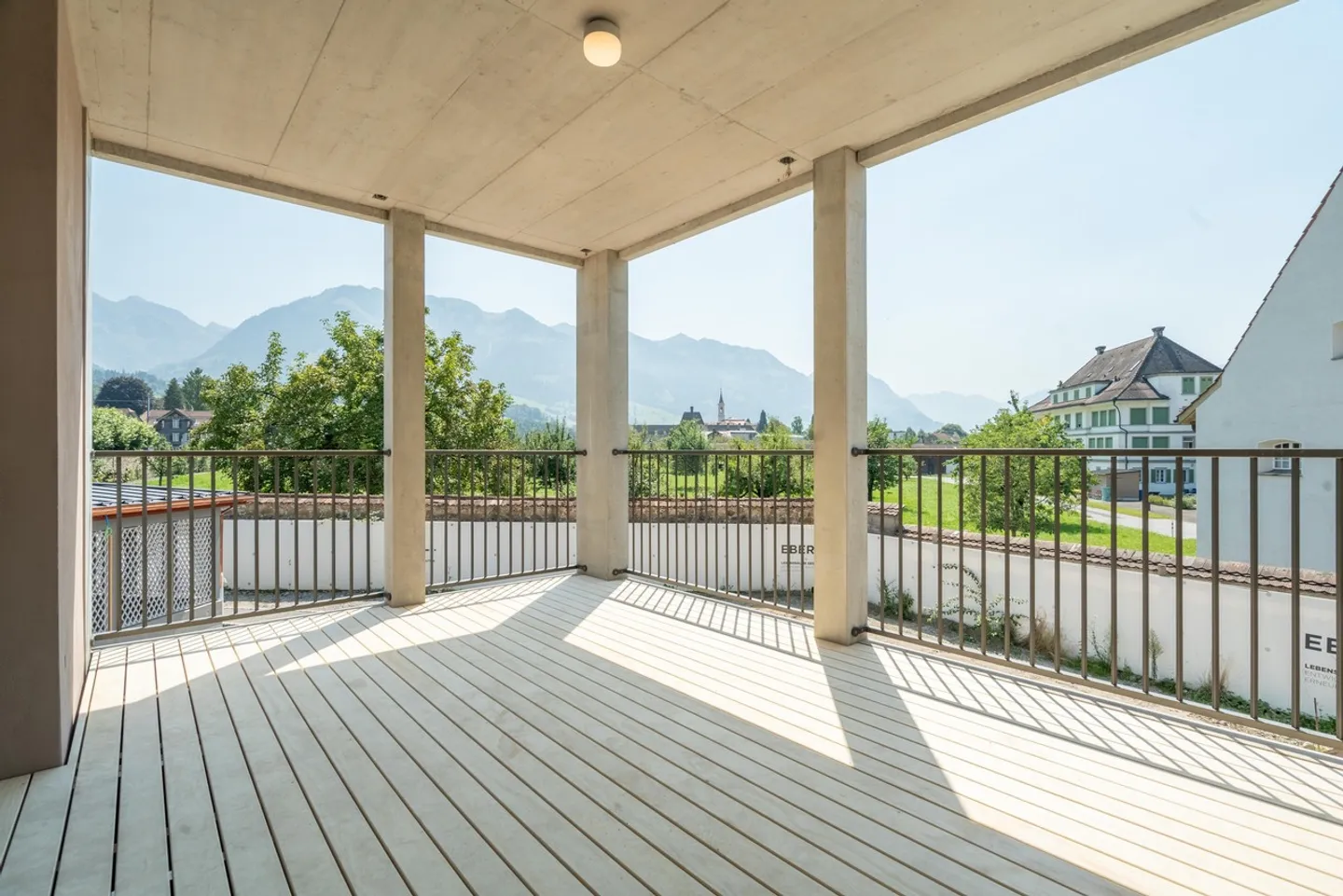 Stilvolle 2.5-Zimmer-Neubauwohnung mit Komfort und Aussicht - Foto 1 von 8
