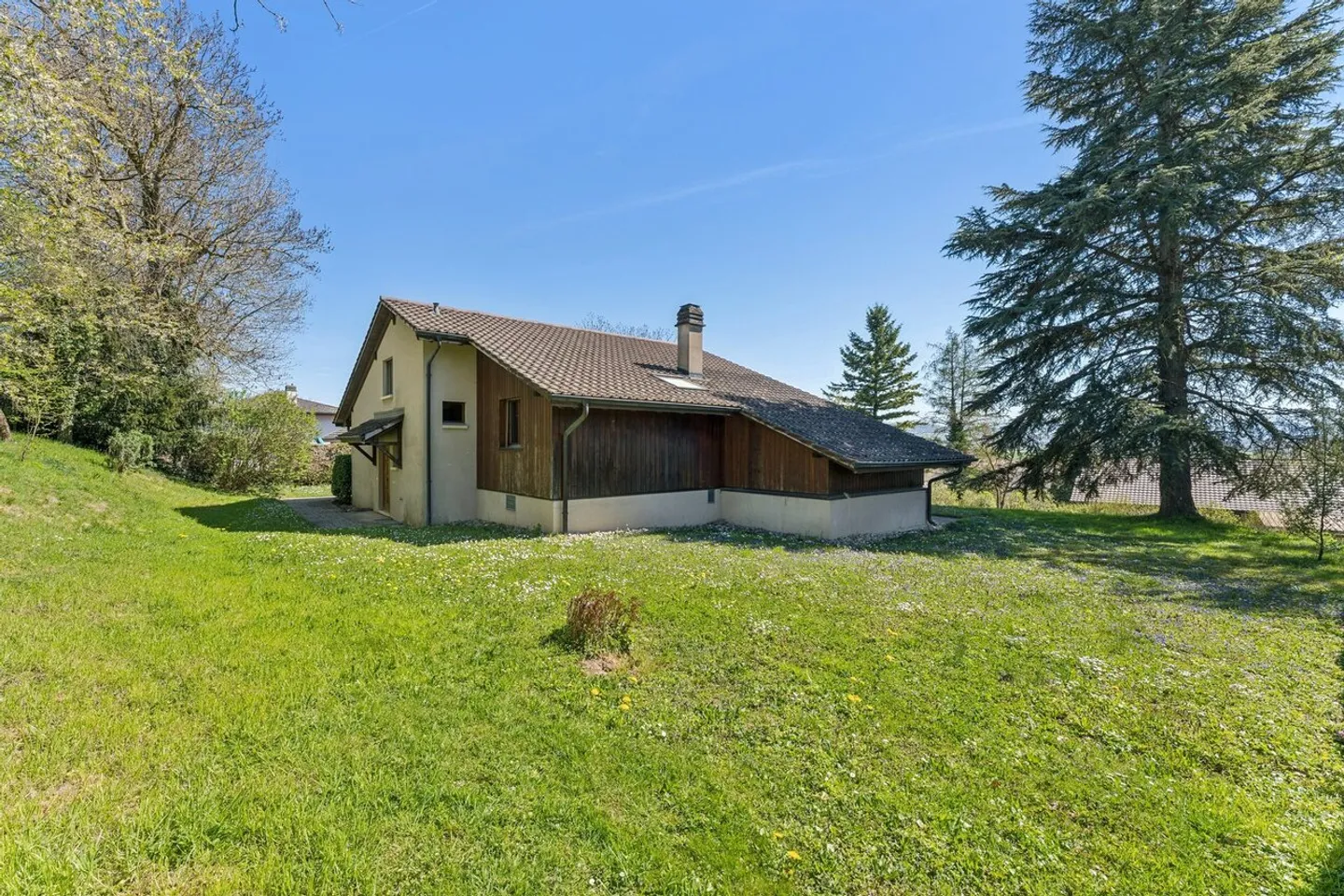 Large single-family house for renovation with unobstructed view - Photo 12 of 13
