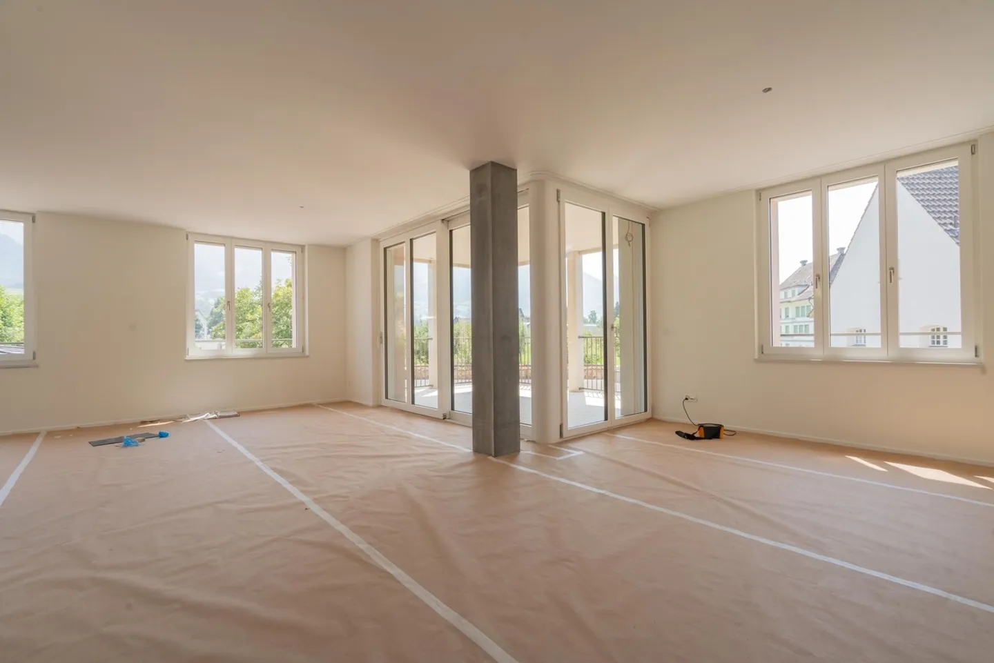 Stilvolle 2.5-Zimmer-Neubauwohnung mit Komfort und Aussicht - Foto 3 von 8