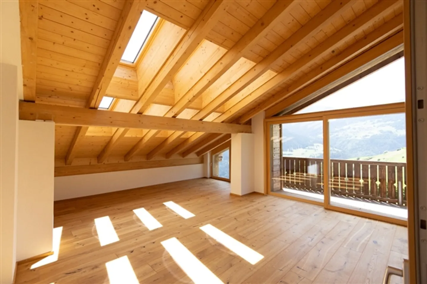 Second residence 5.5-room penthouse apartment with panoramic view - Photo 10 of 19