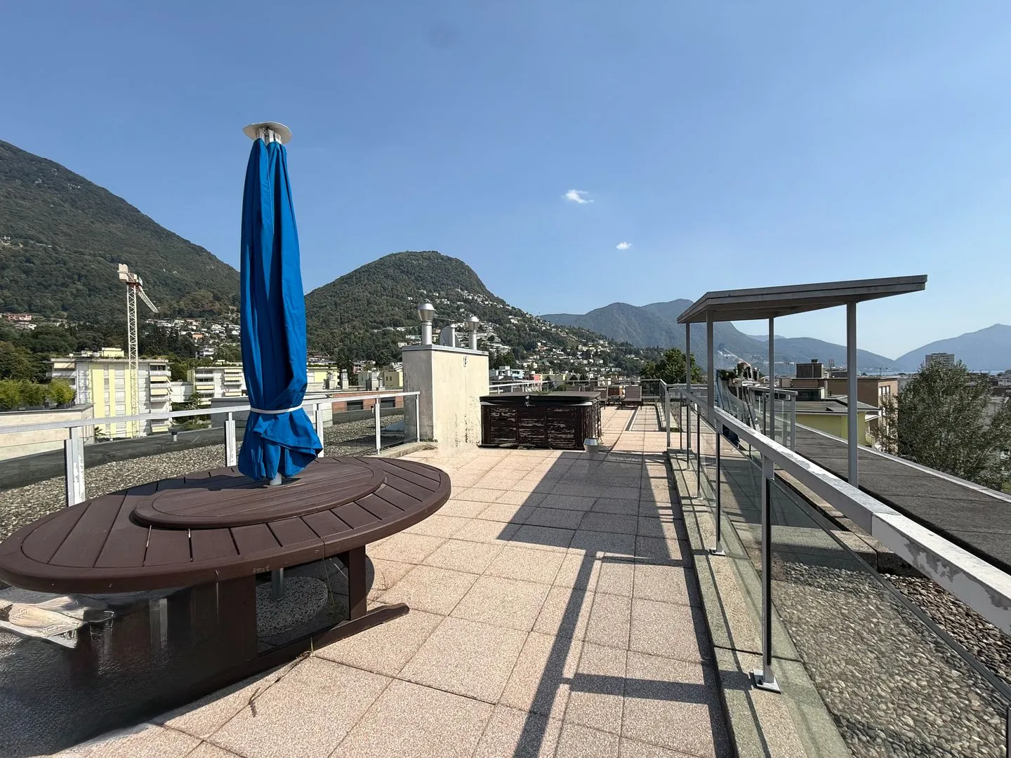 Neu gebaut • Über 200 m² private Terrassen • Jacuzzi • Panoramablick • 3 Parkplätze - Foto 2 von 7