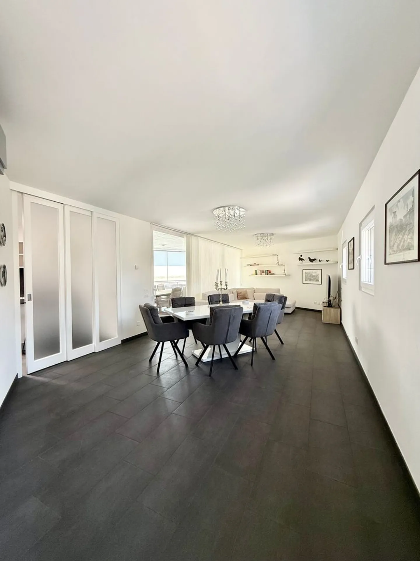 Neu gebaut • Über 200 m² private Terrassen • Jacuzzi • Panoramablick • 3 Parkplätze - Foto 3 von 7