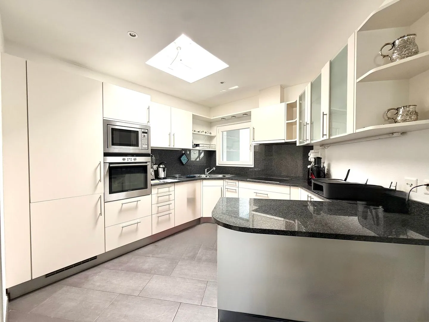 Neu gebaut • Über 200 m² private Terrassen • Jacuzzi • Panoramablick • 3 Parkplätze - Foto 6 von 7