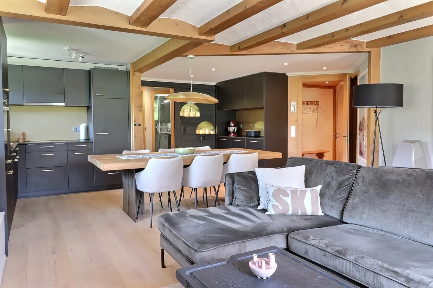 Charming modern apartment with mountain view - Photo 2 of 6