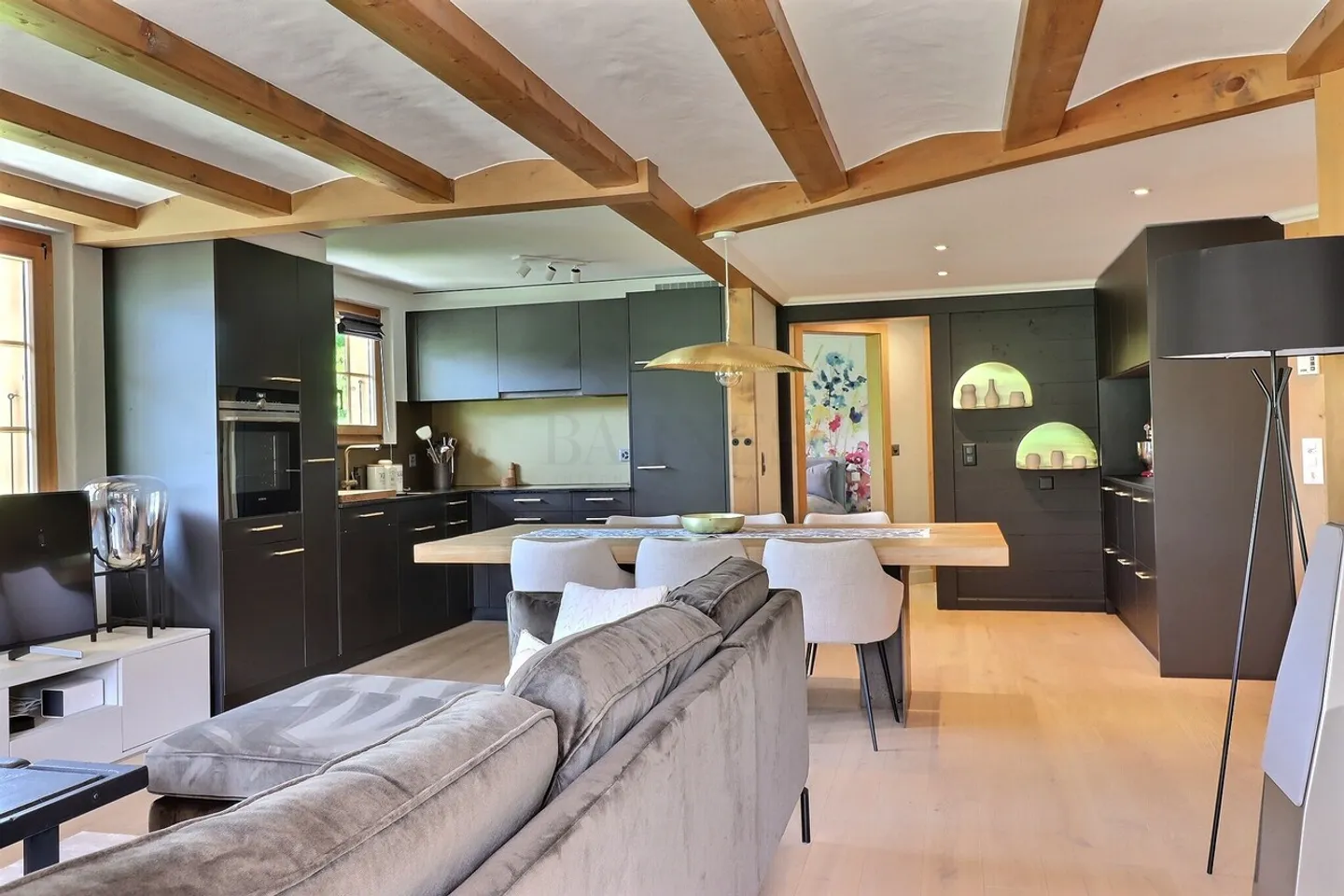 Charming modern apartment with mountain view - Photo 4 of 6