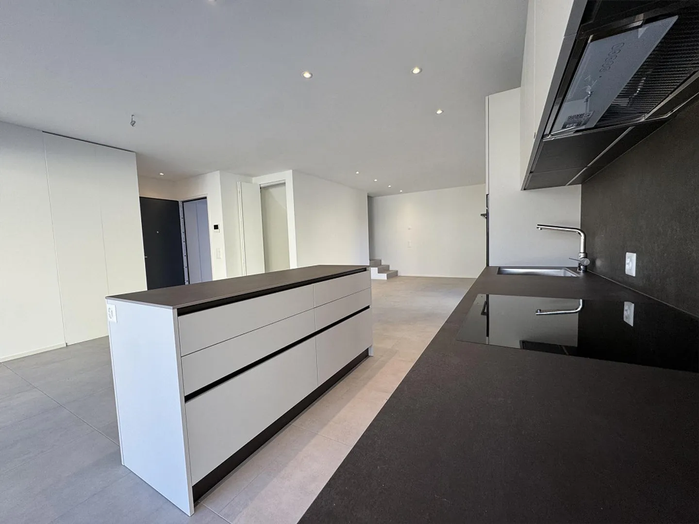 LETZTE MODERNE 4.5-ZIMMER-DUPLEX-WOHNUNG MIT PRIVATGARTEN - Foto 1 von 16