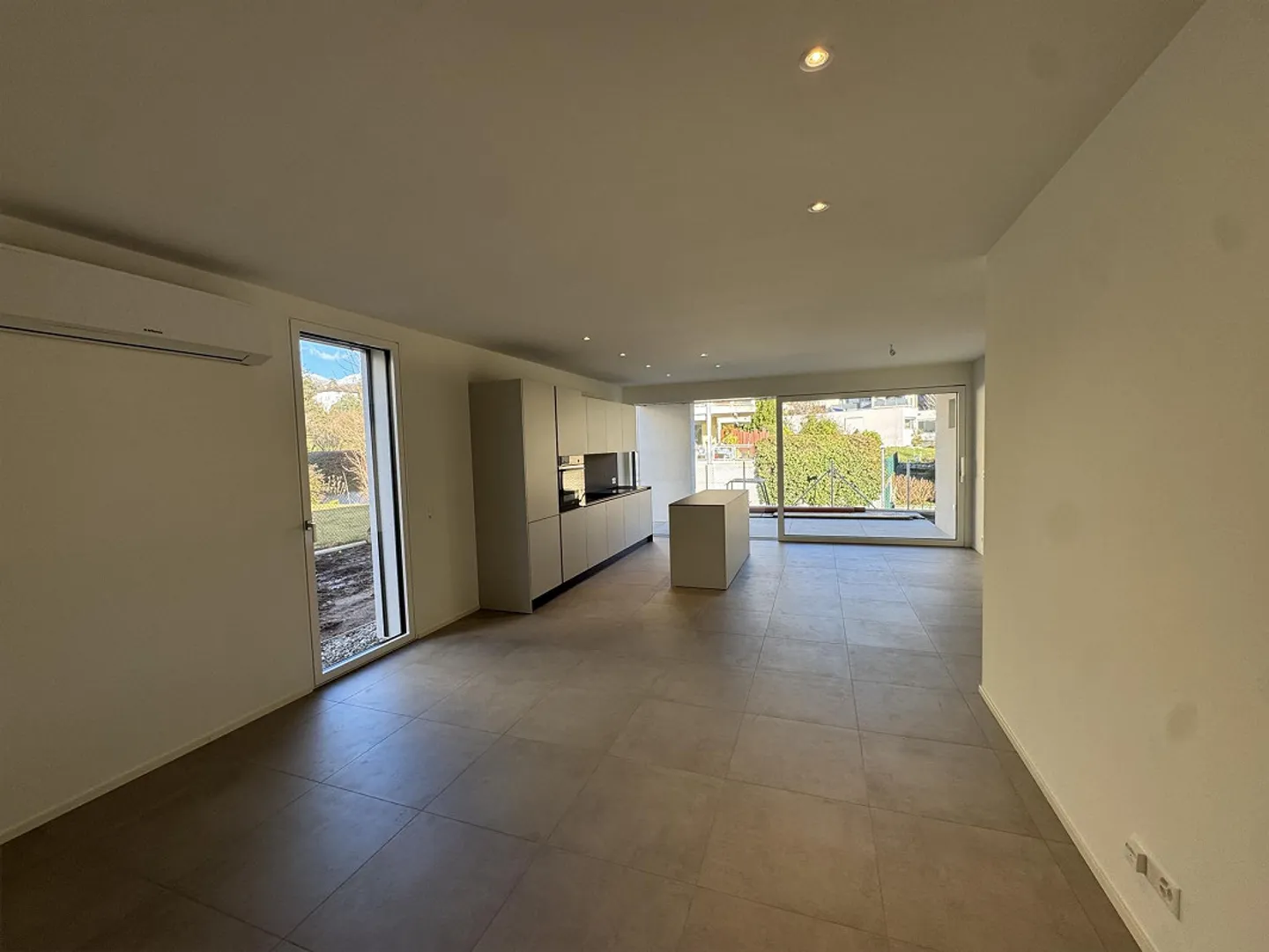 LETZTE MODERNE 4.5-ZIMMER-DUPLEX-WOHNUNG MIT PRIVATGARTEN - Foto 6 von 16