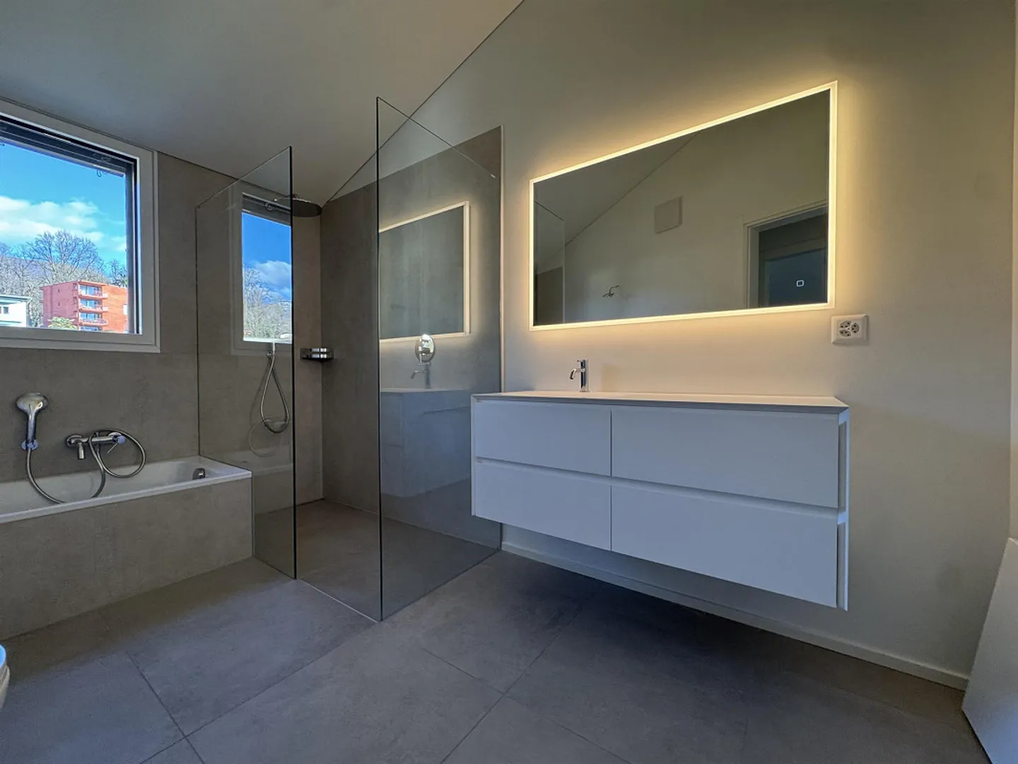 LETZTE MODERNE 4.5-ZIMMER-DUPLEX-WOHNUNG MIT PRIVATGARTEN - Foto 13 von 16