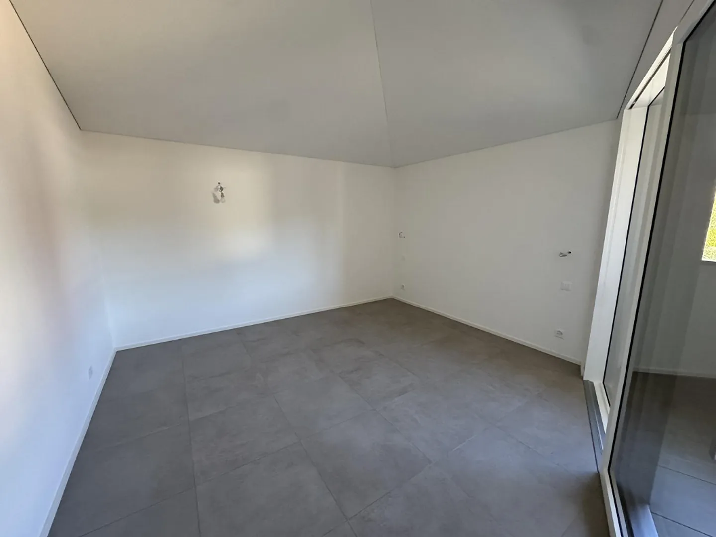 LETZTE MODERNE 4.5-ZIMMER-DUPLEX-WOHNUNG MIT PRIVATGARTEN - Foto 14 von 16