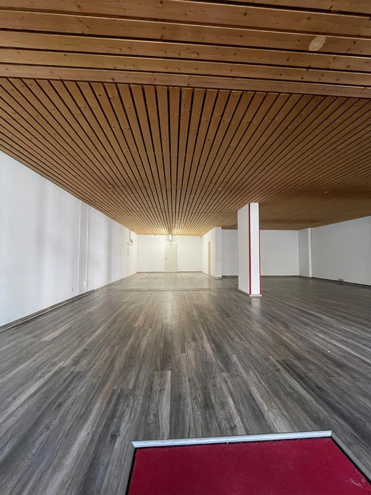 Spazio commerciale flessibile di 120 m2 in una posizione ad alto traffico - Foto 1 di 13