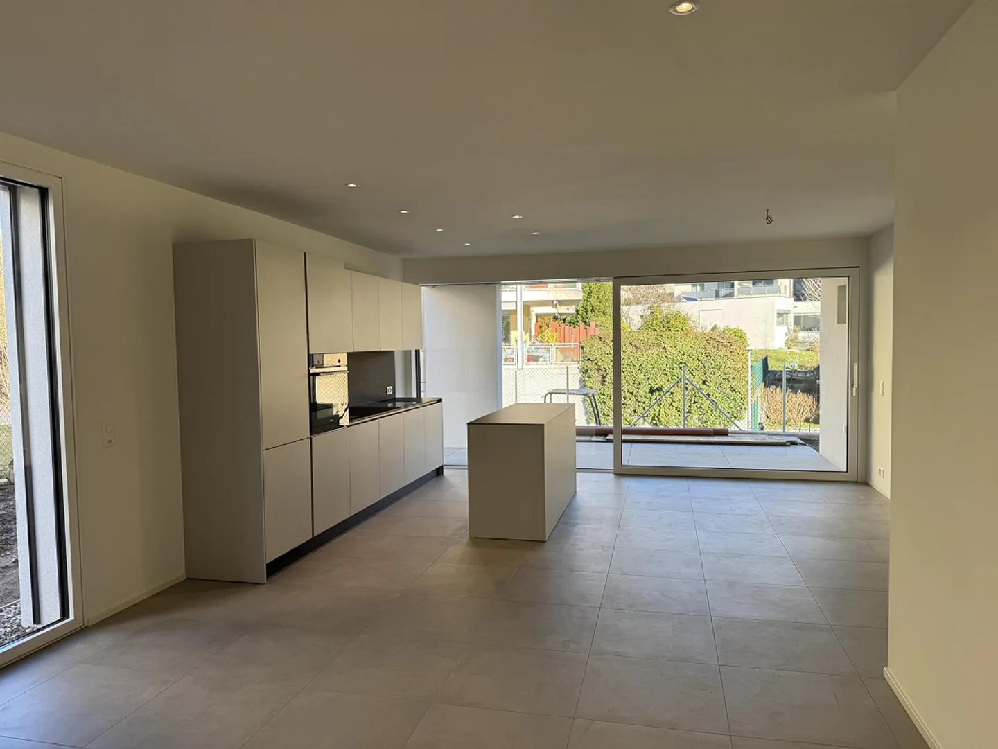 LETZTE MODERNE 4.5-ZIMMER-DUPLEX-WOHNUNG MIT PRIVATGARTEN - Foto 7 von 16
