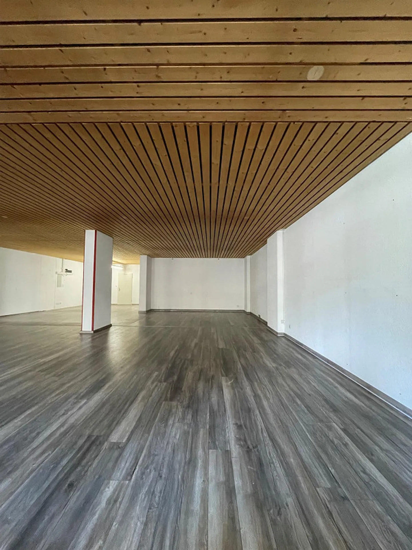 Spazio commerciale flessibile di 120 m2 in una posizione ad alto traffico - Foto 4 di 13