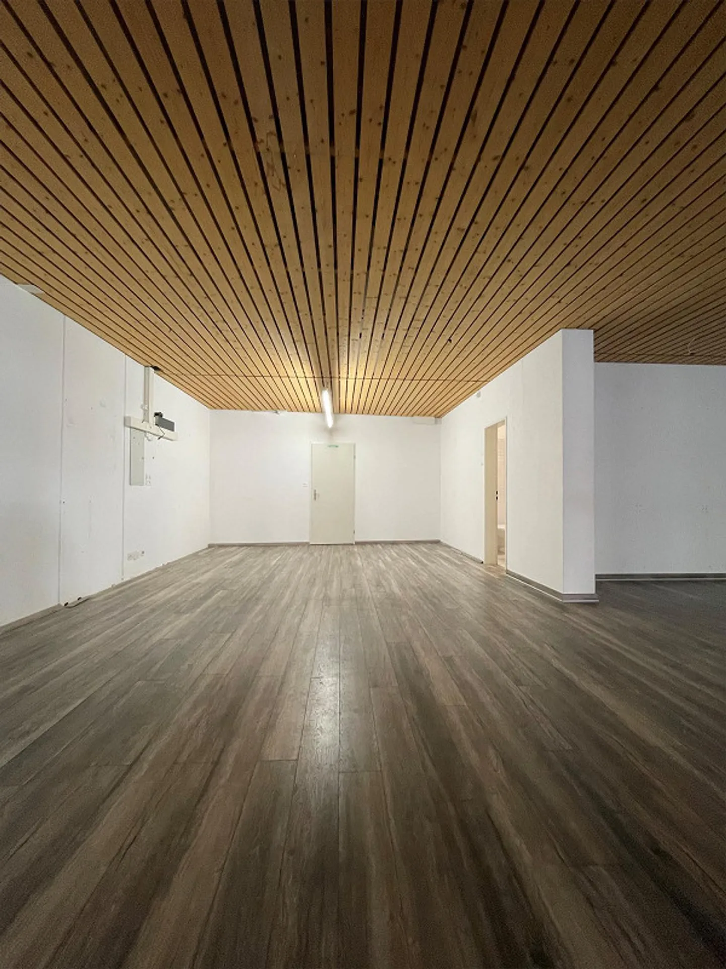 Spazio commerciale flessibile di 120 m2 in una posizione ad alto traffico - Foto 9 di 13