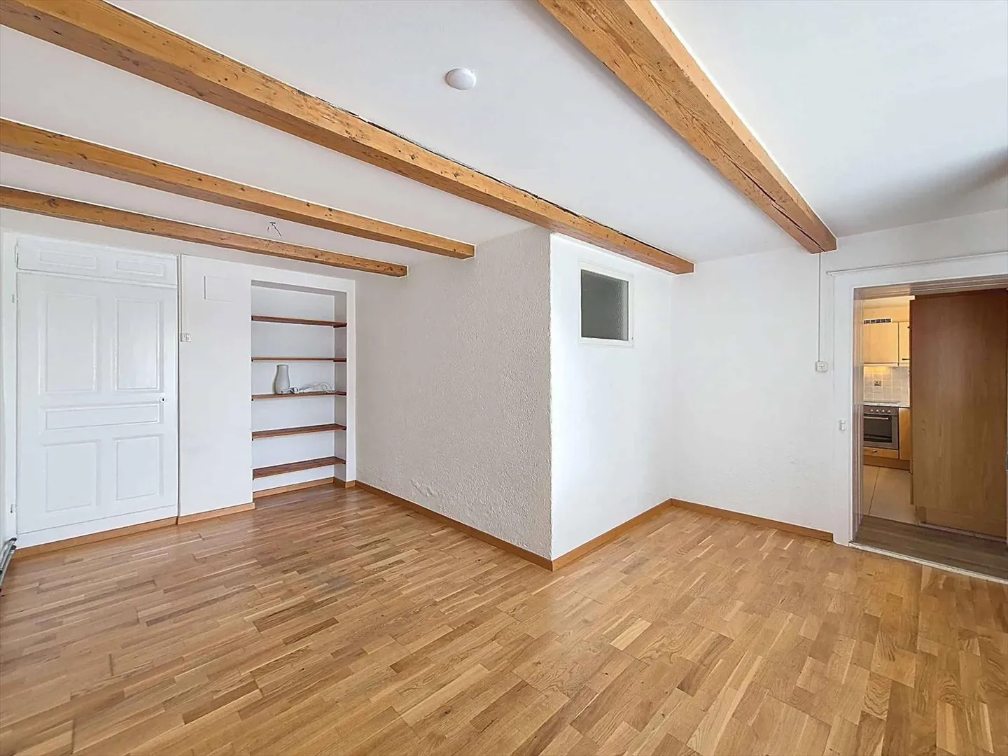 Casa in stile villaggio con grande potenziale per ristrutturazioni! - Foto 3 di 13
