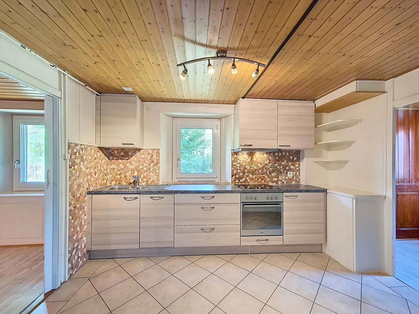 Casa in stile villaggio con grande potenziale per ristrutturazioni! - Foto 6 di 13