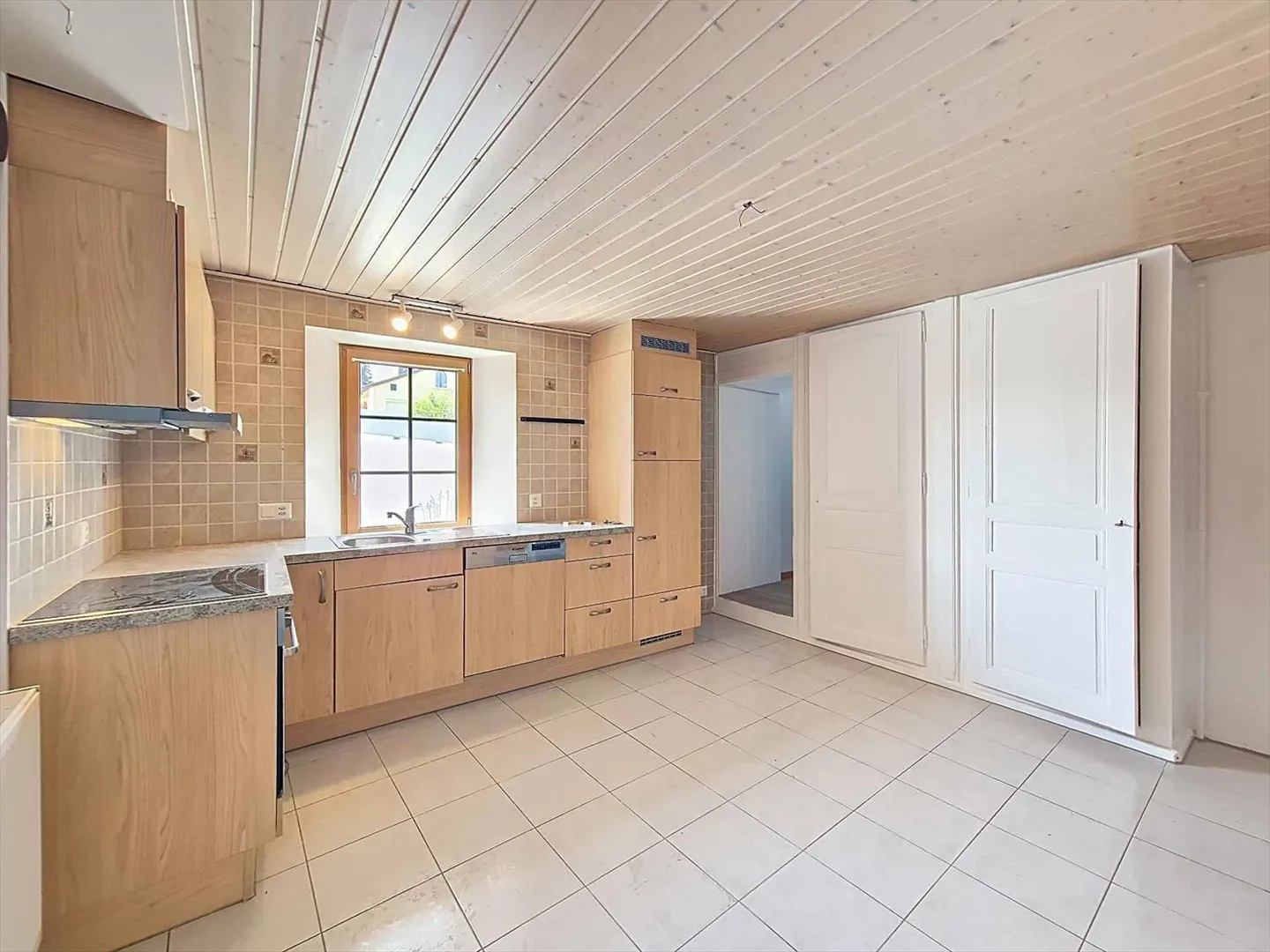 Casa in stile villaggio con grande potenziale per ristrutturazioni! - Foto 7 di 13