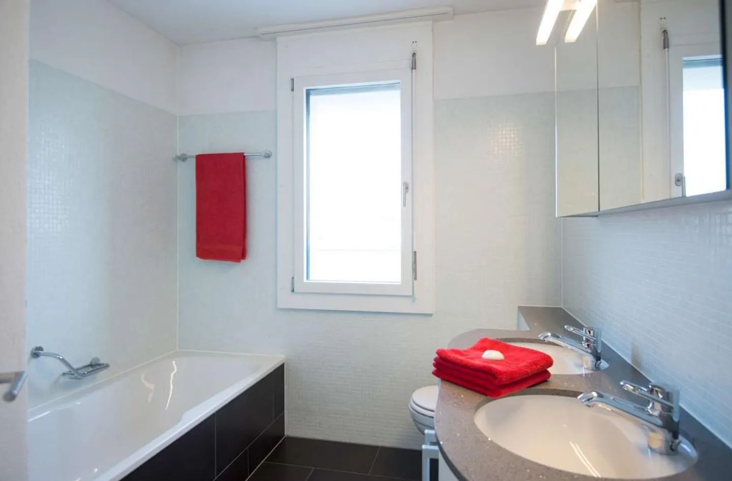 Sunny Attic Apartment Near Old Town - Photo 3 of 8