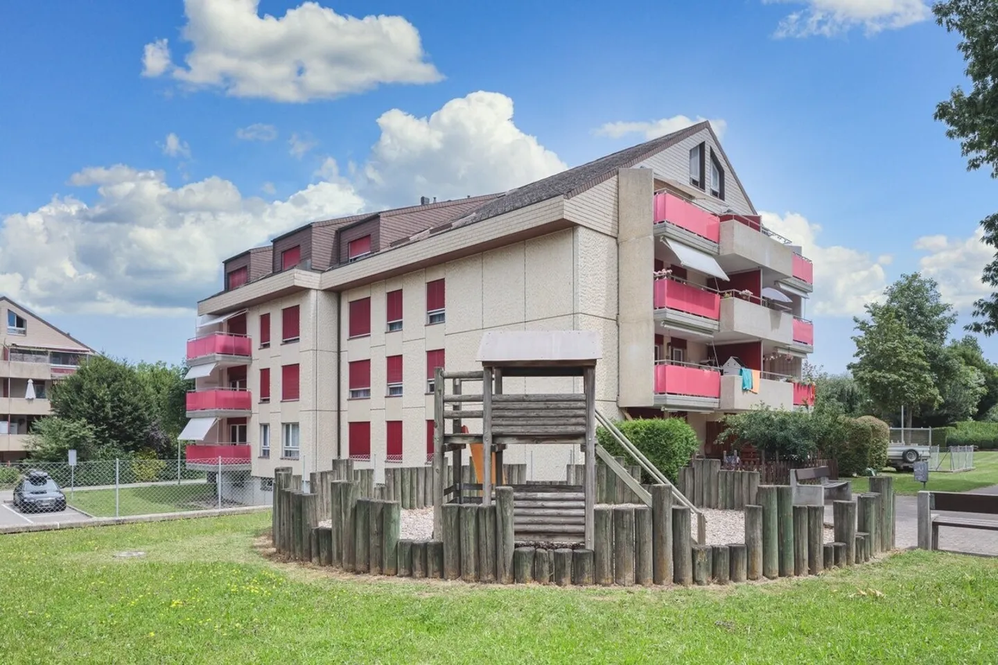 2.5 rooms in a very family-friendly neighborhood close to all amenities - Photo 2 of 12