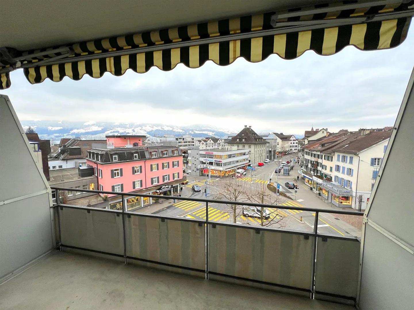 In the heart of Rapperswil with a brilliant view - ideal single apartment - Photo 6 of 6