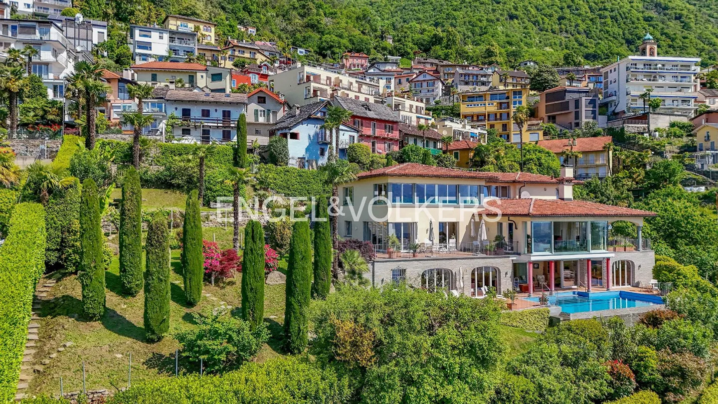 Villa esclusiva con piscina e vista mozzafiato sul lago - Foto 1 di 20