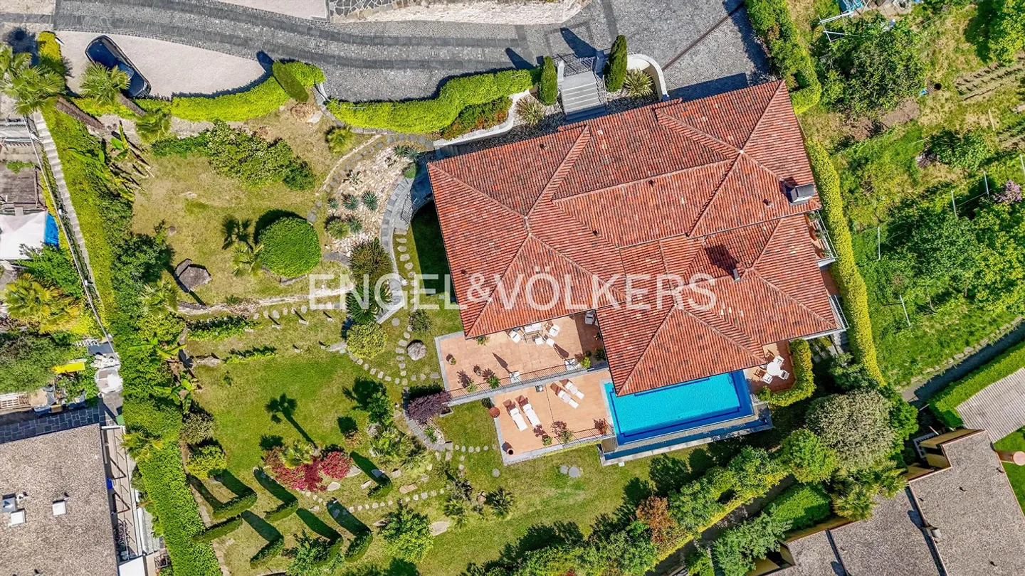 Villa esclusiva con piscina e vista mozzafiato sul lago - Foto 2 di 20