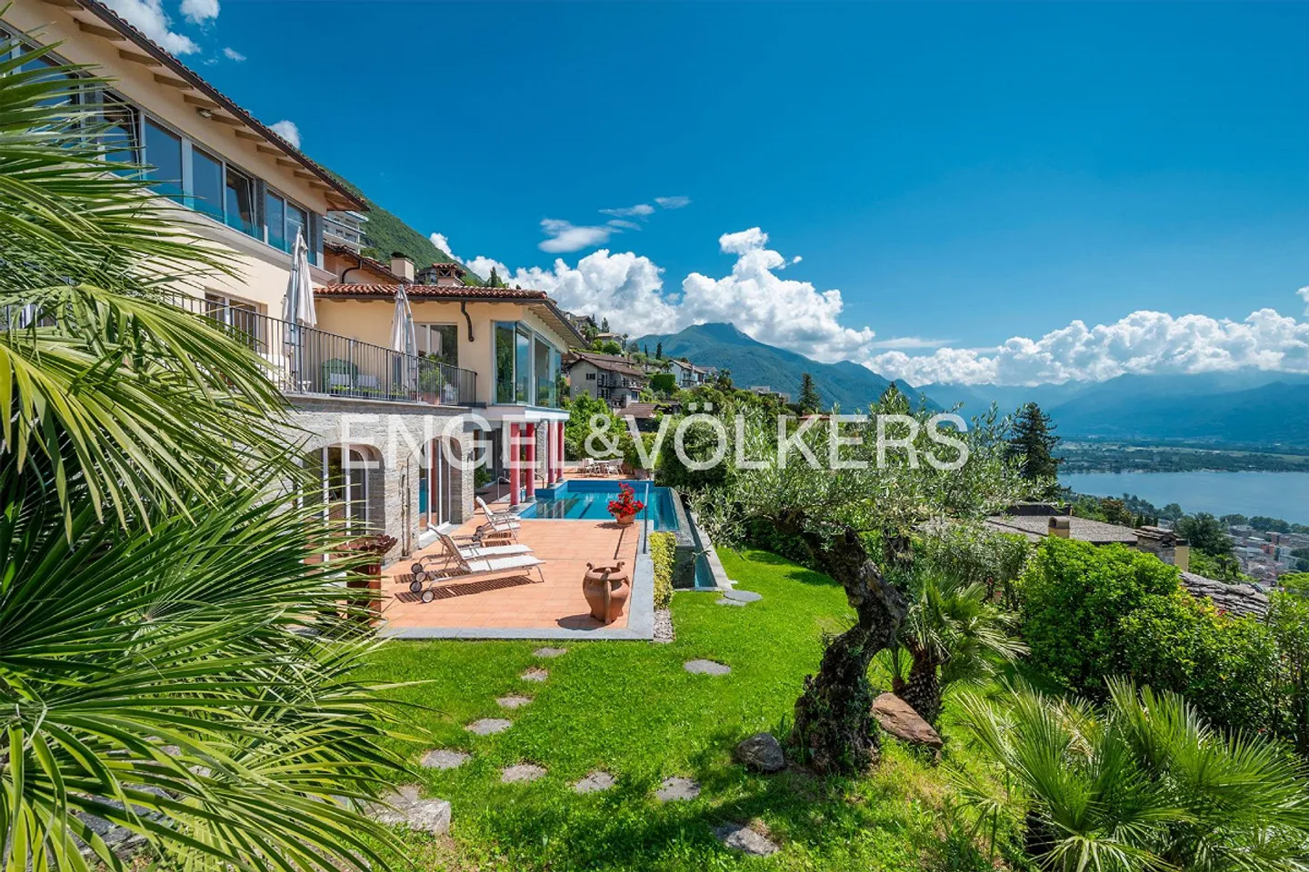 Villa esclusiva con piscina e vista mozzafiato sul lago - Foto 4 di 20