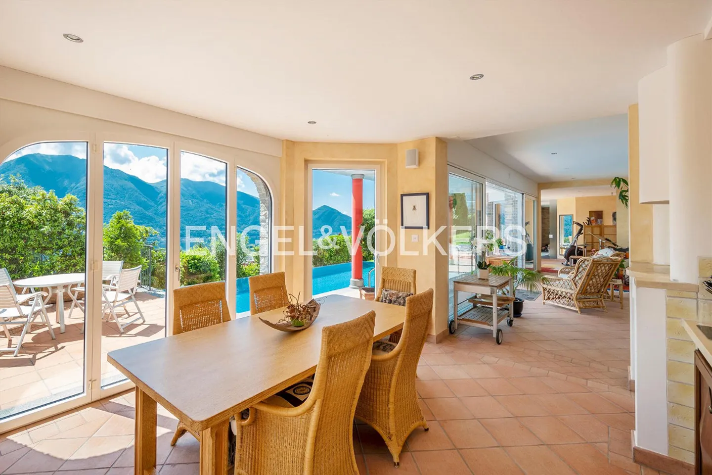 Villa esclusiva con piscina e vista mozzafiato sul lago - Foto 16 di 20