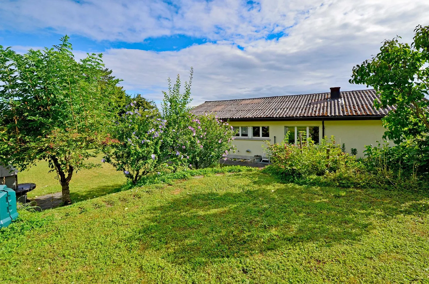 Maison individuelle avec appartement séparé et beaucoup d'espace extérieur - Photo 1 sur 14