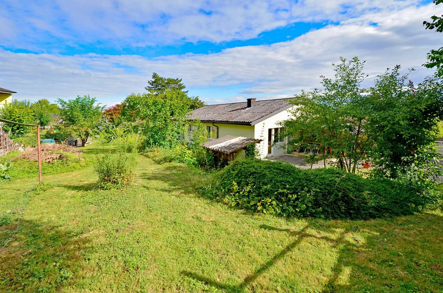 Maison individuelle avec appartement séparé et beaucoup d'espace extérieur - Photo 4 sur 14