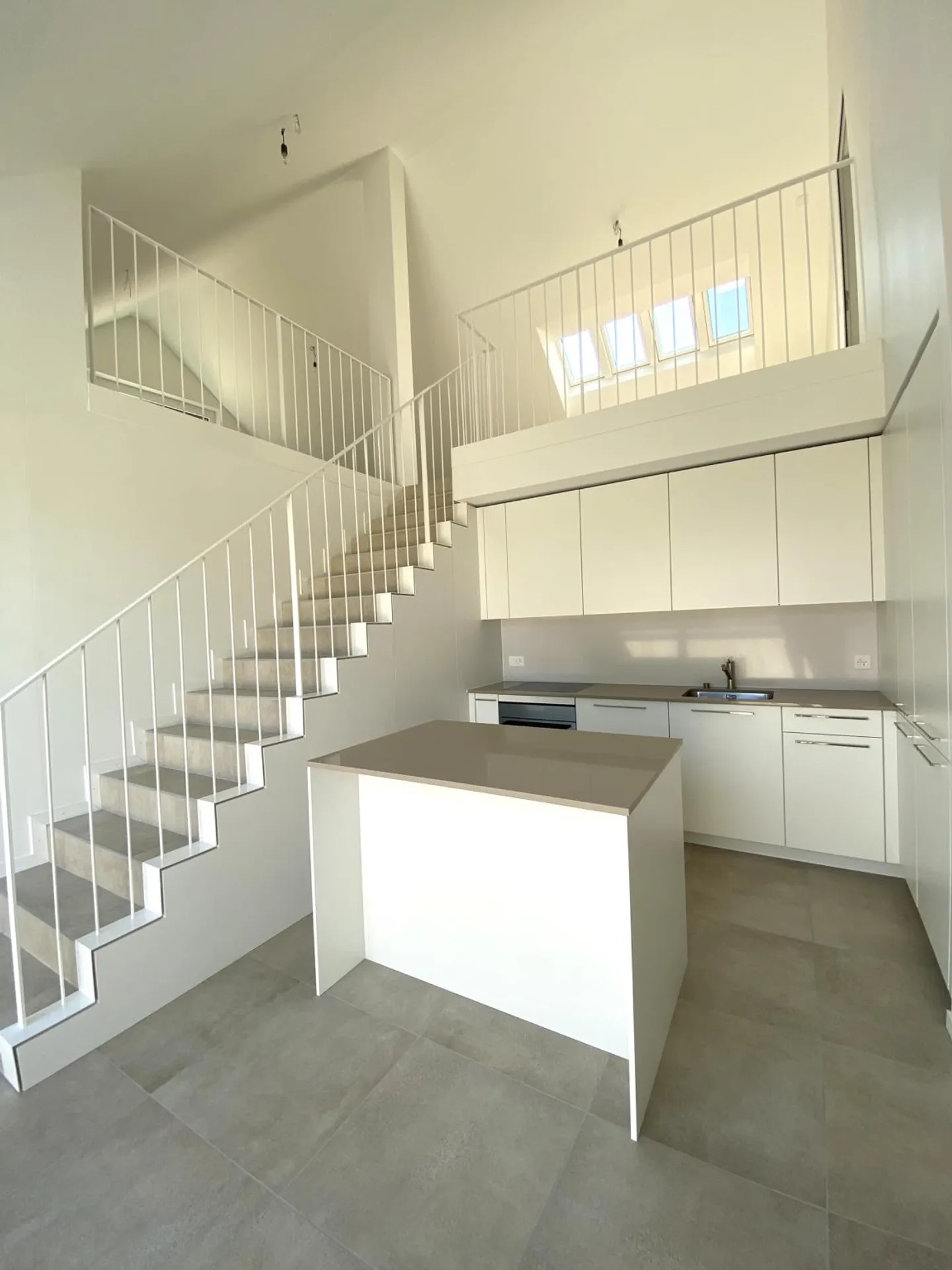 Magnificent recent 4.5-room apartment in the attic in Eysins - Photo 1 of 9