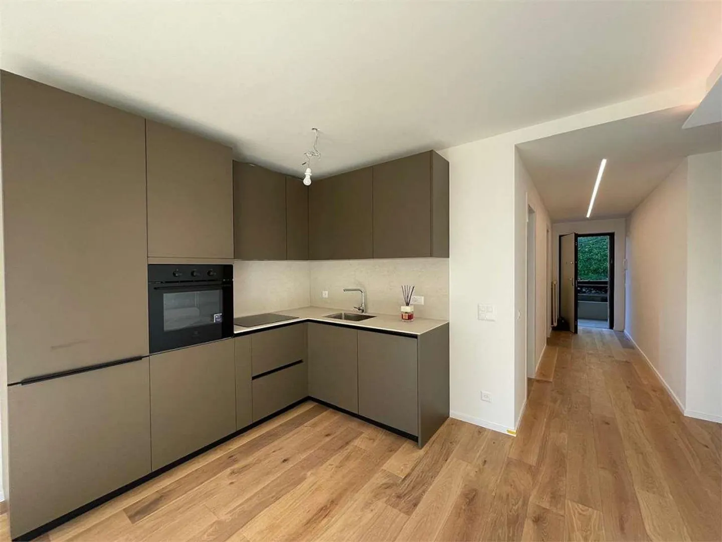 Lugano: Elegant 3.5-Room Apartment with Pool Renovated - Photo 1 of 6