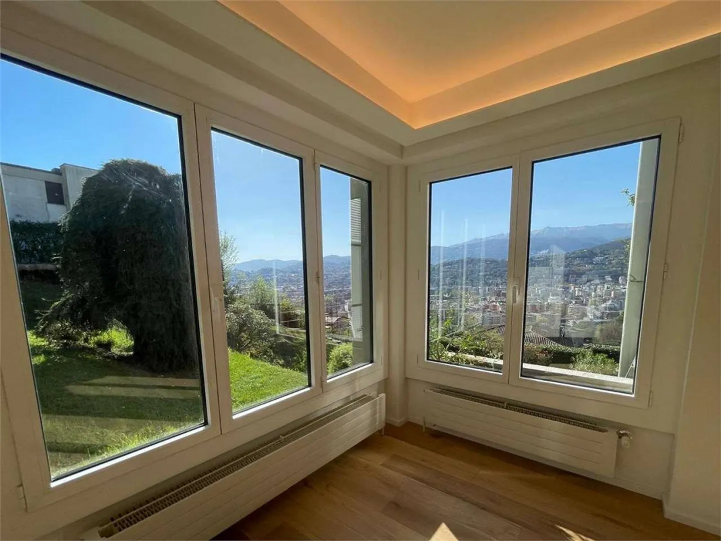 Lugano: Elegant 3.5-Room Apartment with Pool Renovated - Photo 2 of 6