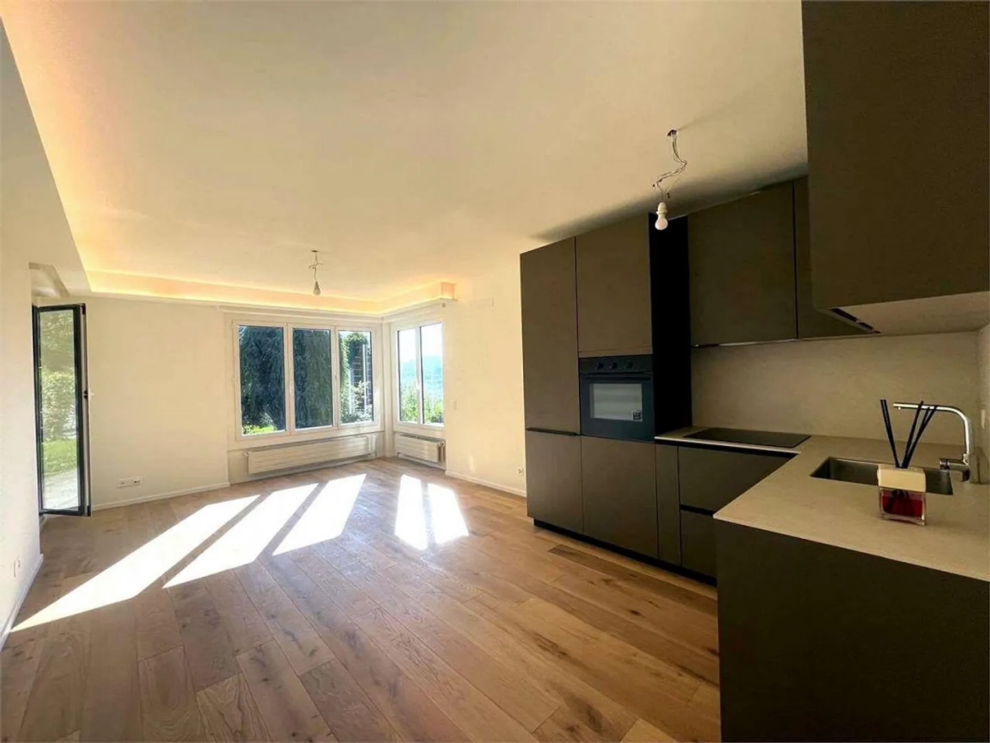 Lugano: Elegant 3.5-Room Apartment with Pool Renovated - Photo 3 of 6