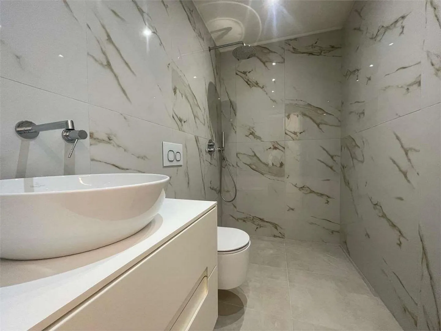 Lugano: Elegant 3.5-Room Apartment with Pool Renovated - Photo 6 of 6