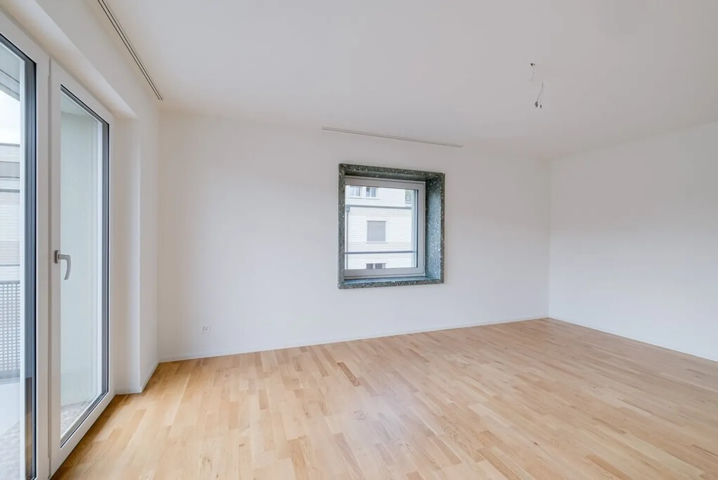 Central and bright apartment - Photo 3 of 8