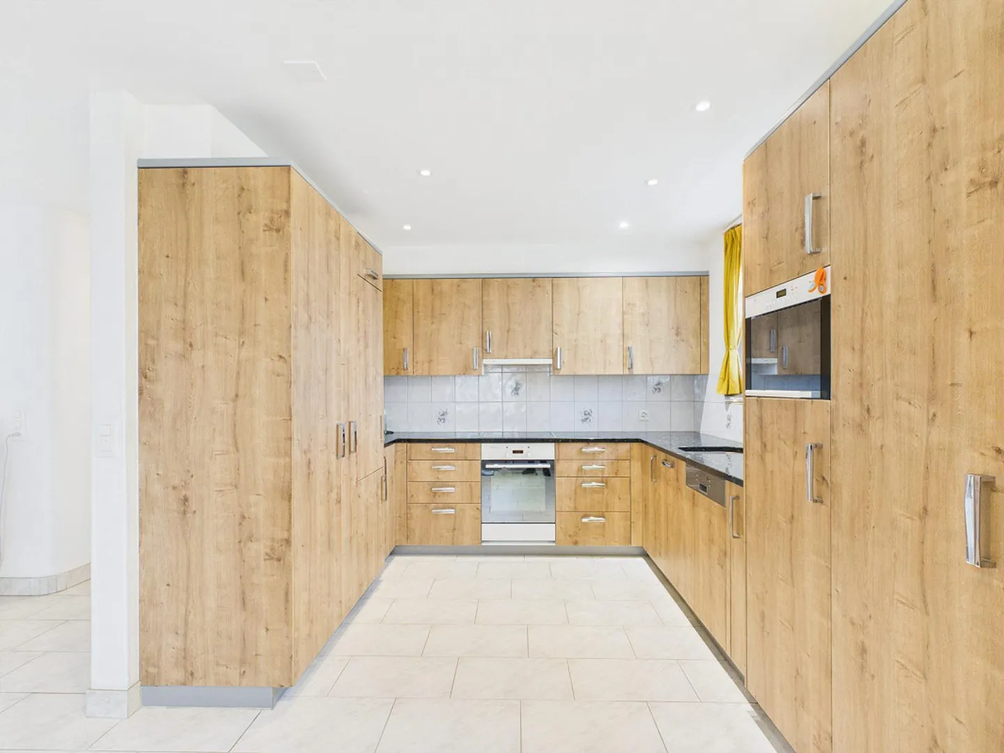 Spacious Apartment with Garden - Photo 2 of 7